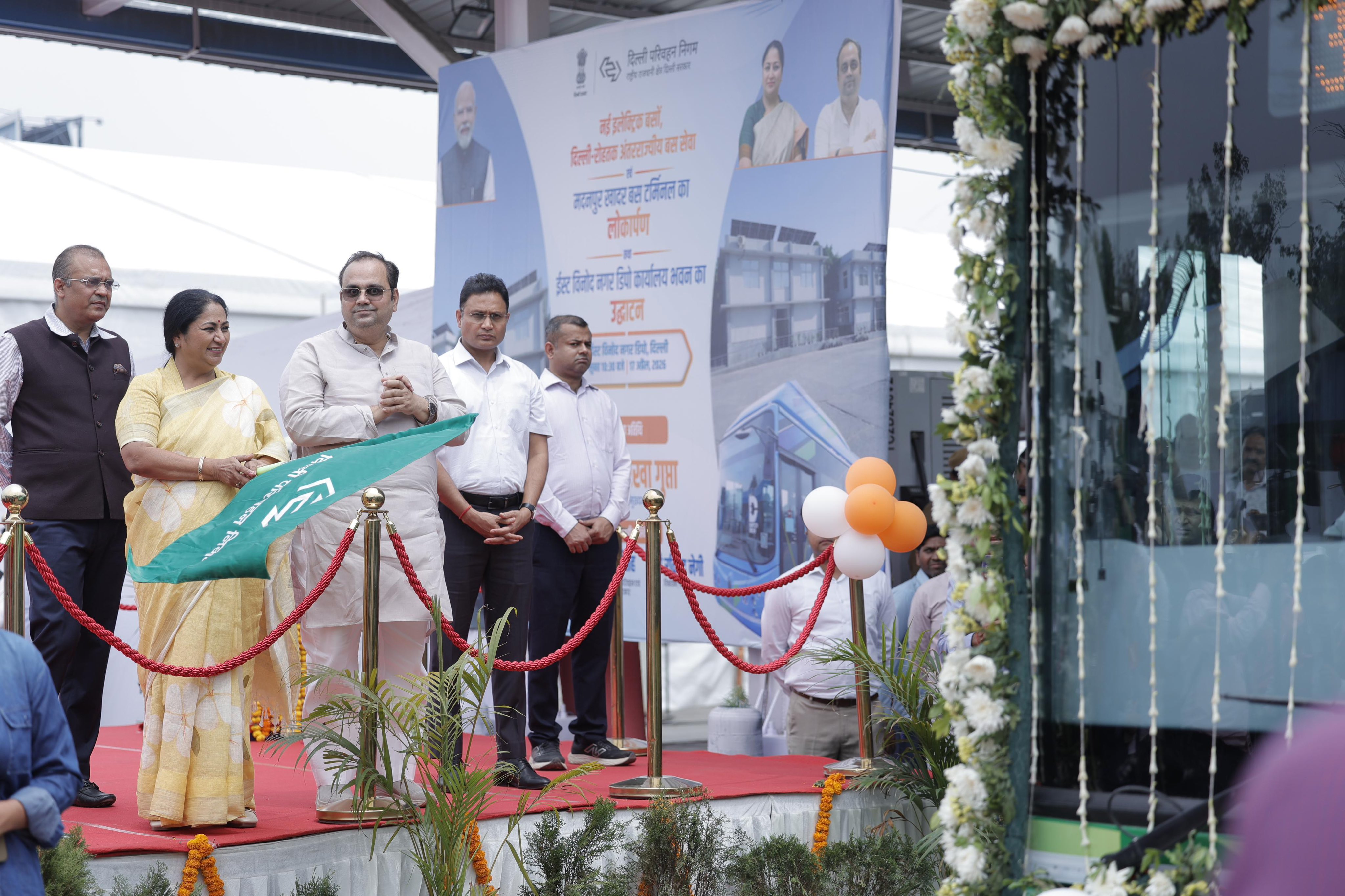 दिल्ली की मुख्यमंत्री ने 200 नई इलेक्ट्रिक बसों को हरी झंडी दिखाई