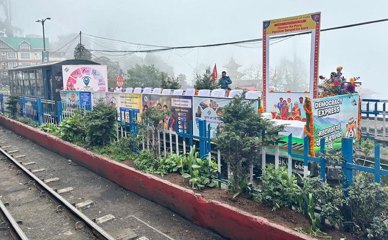 दार्जिलिंग रेलवे स्टेशन पर मेगा एसवीईईपी कार्यक्रम में वाेट के महत्व को किया उजागर