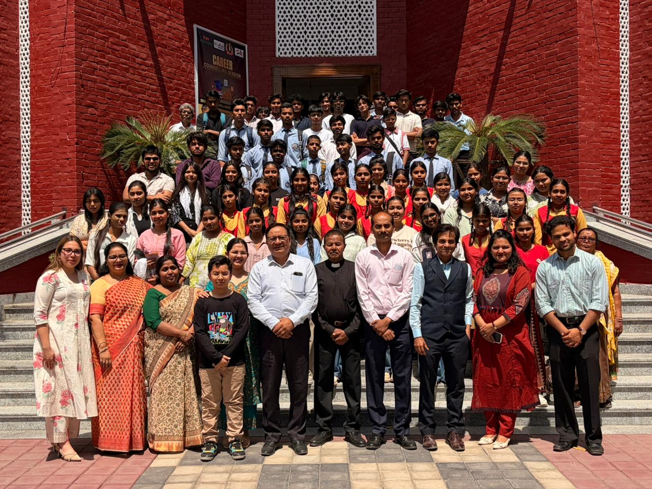 फिलिप्स मेमोरियल मेथोडिस्ट चर्च द्वारा लगाया गया करियर काउंसलिंग शिविर