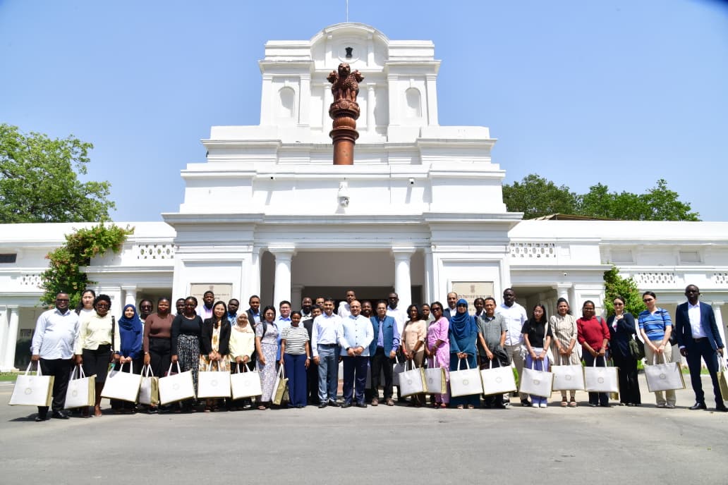 दिल्ली विधानसभा का 18 देशों के 43 प्रतिनिधियों ने किया दौरा