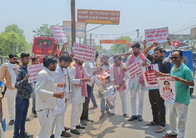 रसोई गैस की किल्लत पर सपा का प्रदर्शन, फूंका पुतला