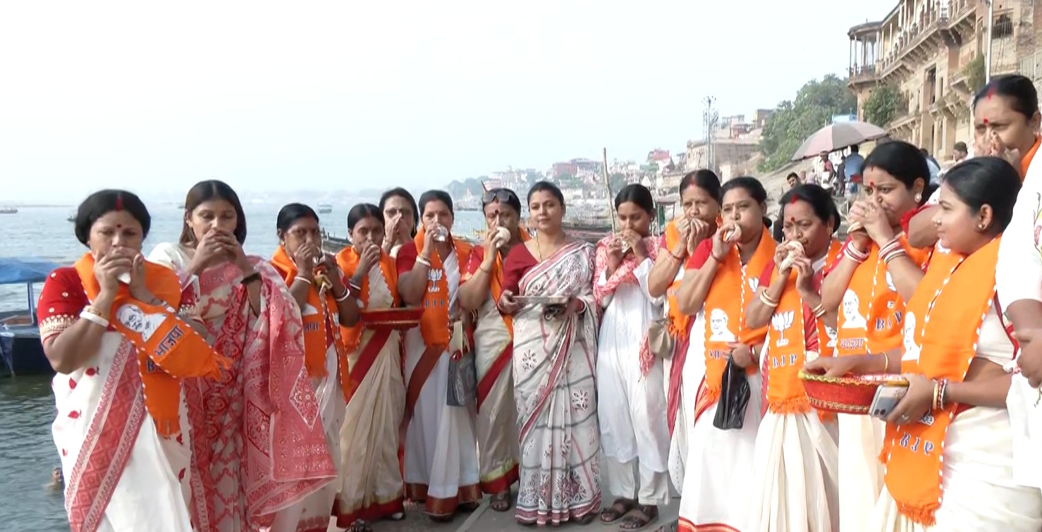 पीएम मोदी के वाराणसी दौरे को लेकर लोगों में उत्साह, बंगाली महिलाओं ने घाट पर किया शंखनाद