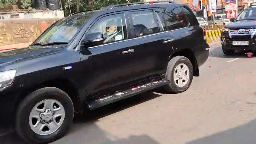 प्रधानमंत्री मोदी के बेरका से श्रीकाशी विश्वनाथ मंदिर तक के मेगा रोड शो में उमड़े लोग, शंखध्वनि और पुष्पवर्षा के साथ शाही स्वागत