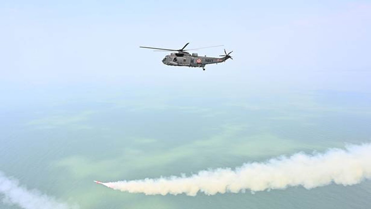 भारत ने हेलीकॉप्टर प्लेटफॉर्म से नौसेना की एंटी-शिप मिसाइल का पहला सफल प्रक्षेपण किया।