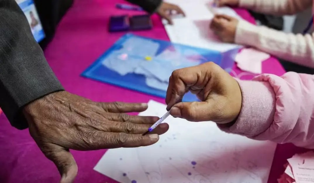 पश्चिम बंगाल पुनर्मतदान : दो विधानसभा के 15 केंद्राें पर दोपहर एक बजे तक 55.57 प्रतिशत मतदान