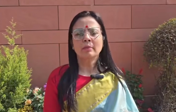 महुआ मोइत्रा ने चुनाव आयोग पर लगाया आरोप