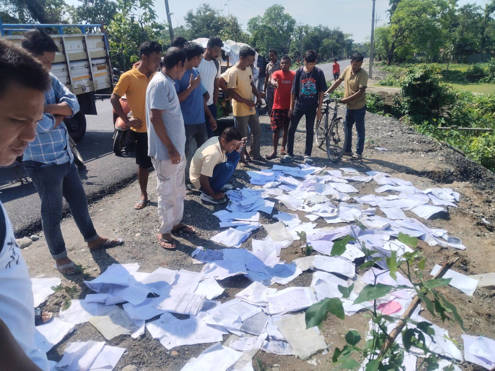 सड़क किनारे सैकड़ों जमीन के दस्तावेज मिलने से इलाके में हड़कंप