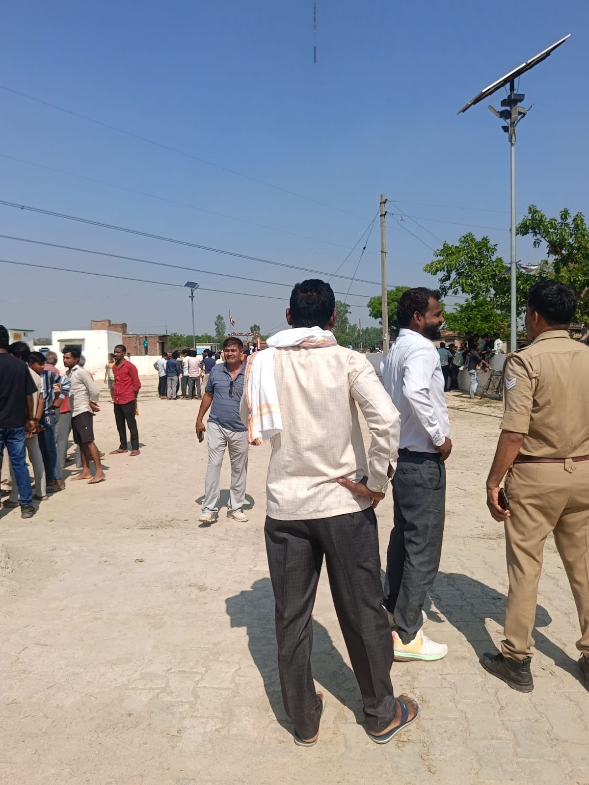 बरसठी में बाबा साहेब की प्रतिमा पर कीचड़ फेंका, ग्रामीणों में आक्रोश