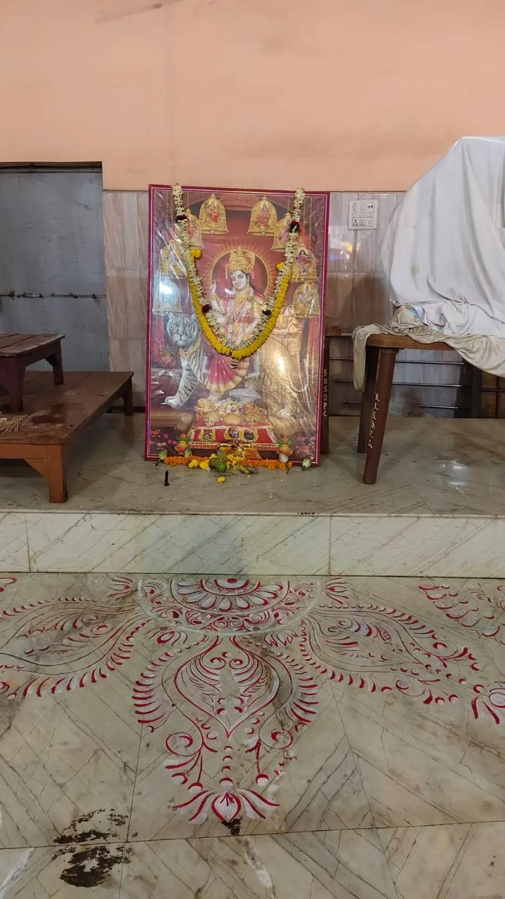 आसनसोल : पूजा पर प्रतिबंध को दरकिनार कर लोगों ने खोले दुर्गा मंदिर के कपाट, शुरू हुई नियमित आराधना