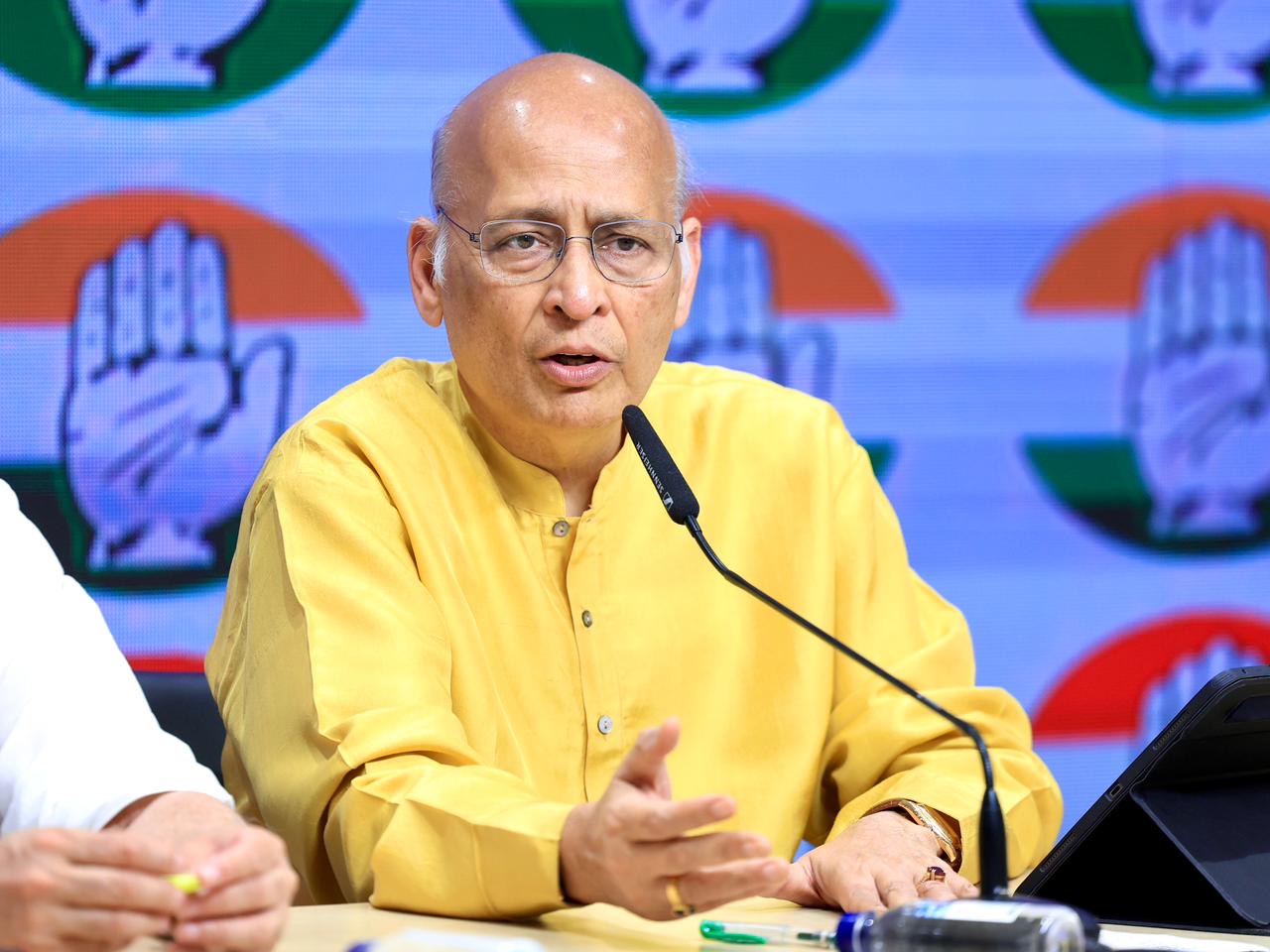 तमिलनाडु सरकार गठन पर राज्यपाल के रुख की कांग्रेस नेता सिंघवी ने की आलोचना
