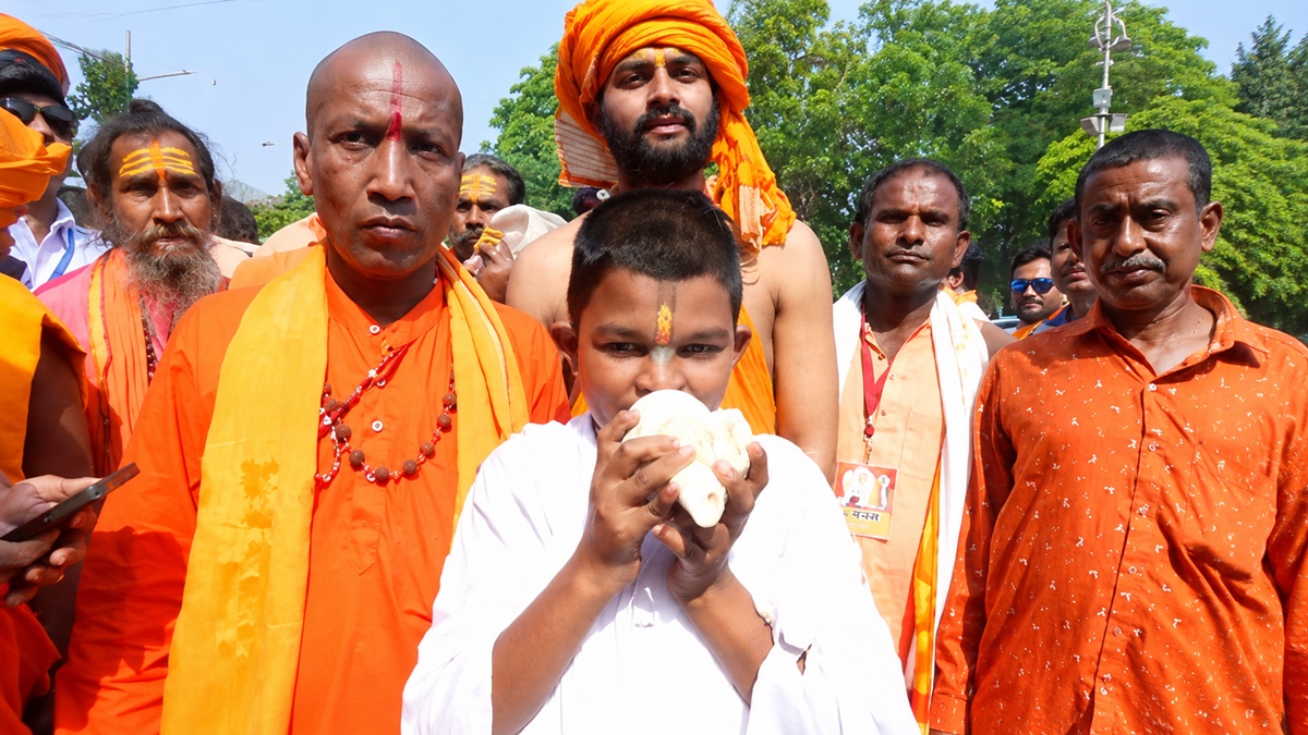 कोलकाता के ब्रिगेड परेड ग्राउंड में शंखनाद से गूंजा माहौल, साधु-संत बोले- &lsquo;बंगाल में आया राम राज्य&rsquo;