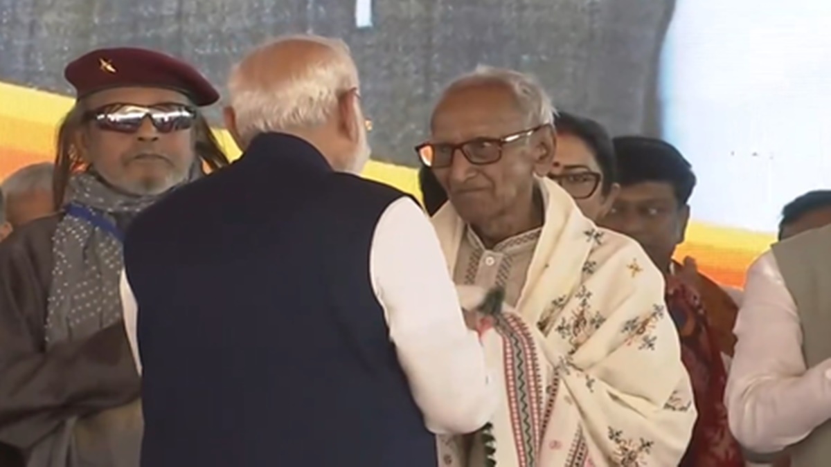 शपथ ग्रहण में खास पल: नरेंद्र मोदी ने वरिष्ठ भाजपा कार्यकर्ता माखनलाल सरकार से लिया आशीर्वाद