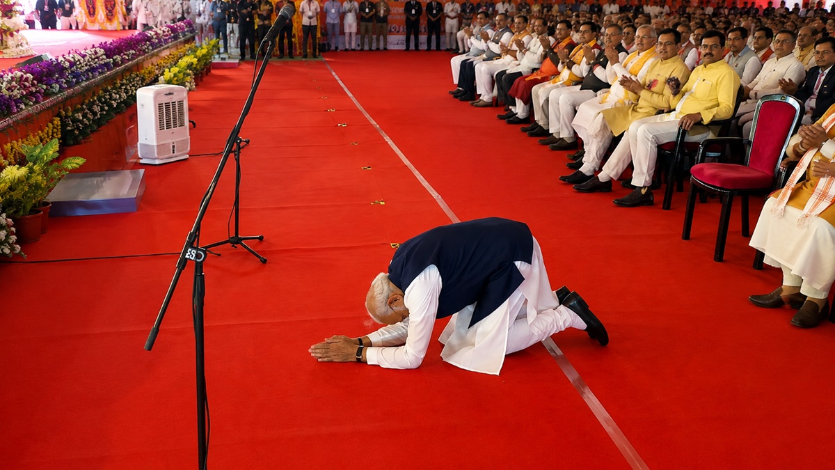 जनशक्ति को नमन: पीएम मोदी ने शपथ ग्रहण मंच से साष्टांग प्रणाम कर आभार जताया
