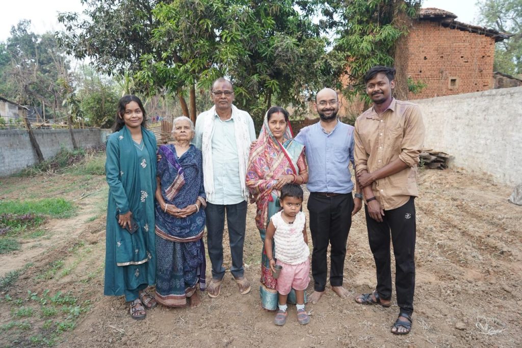 छत्तीसगढ़ में तेंदूपत्ता ताेड़ने वाले किसान का बेटा बना भारतीय वन सेवा के अधिकारी