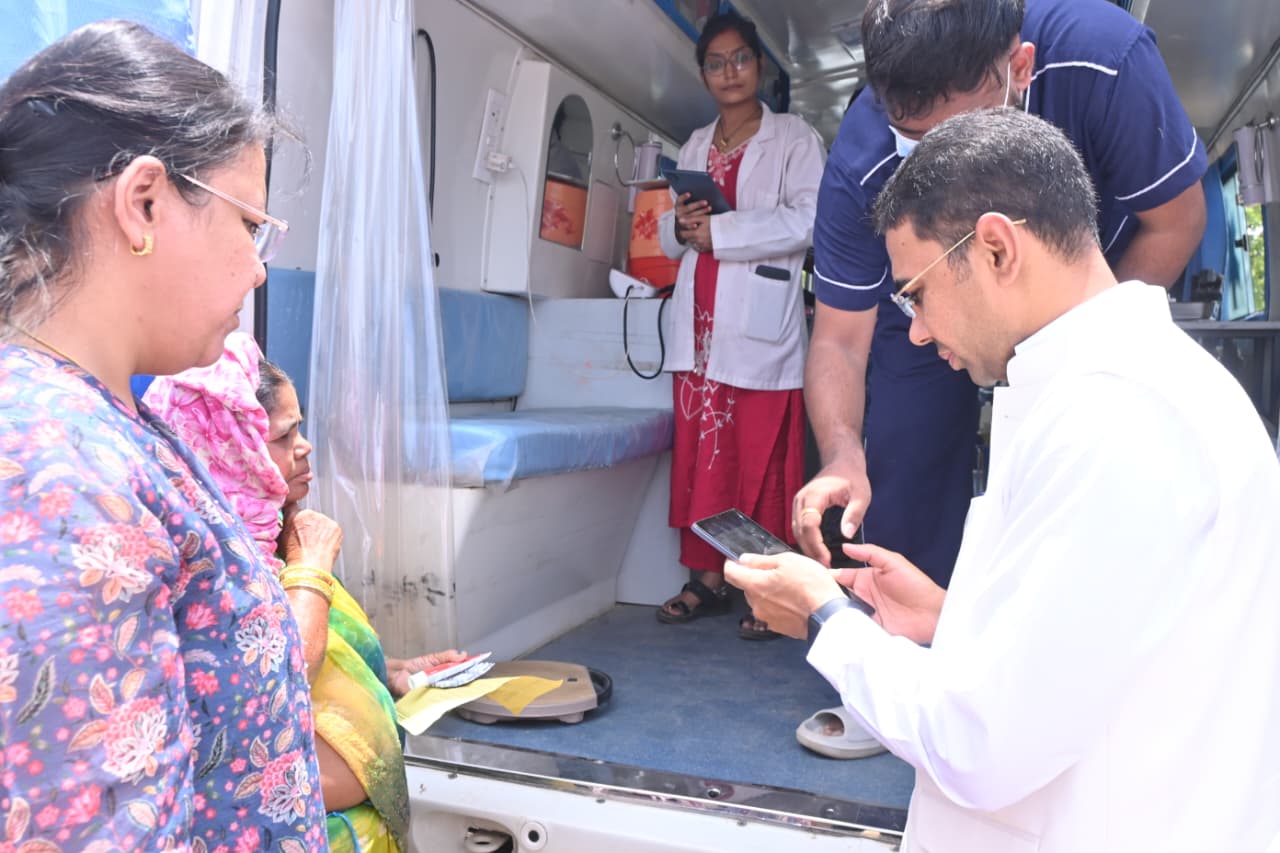 सुशासन शिविर में मेडिकल मोबाइल यूनिट क़ी तैनाती से ग्रामीणों को मिली निशुल्क जांच व इलाज