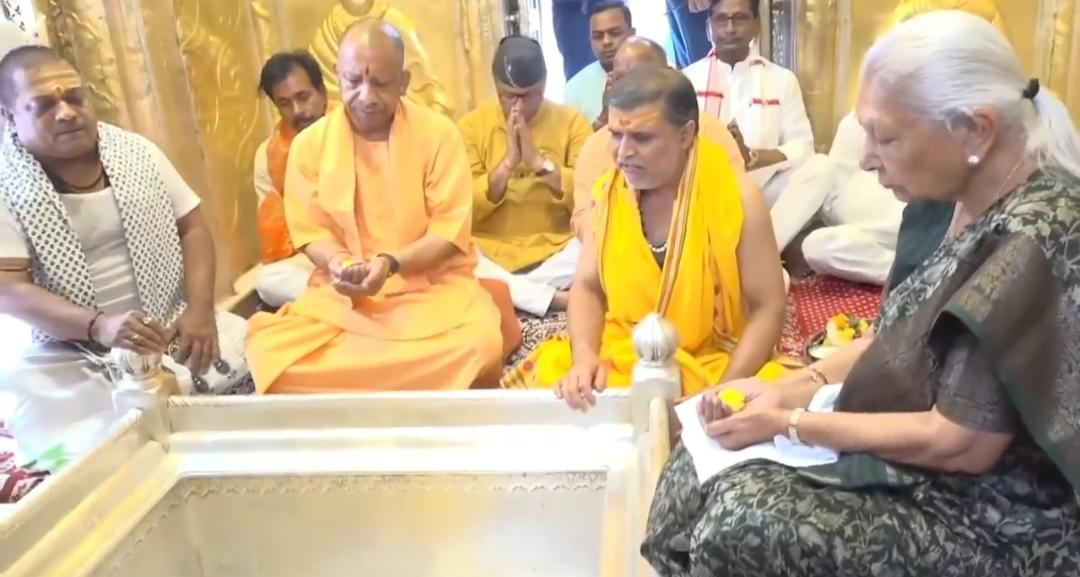 राज्यपाल आनंदीबेन पटेल ने मुख्यमंत्री योगी के साथ काशी विश्वनाथ मंदिर में लगाई हाजिरी
