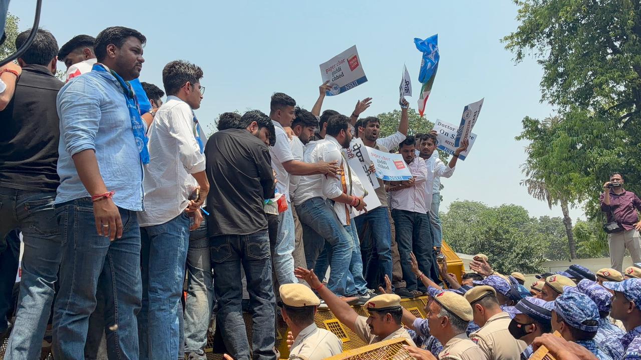 एनएसयूआई ने नीट प्रश्नपत्र लीक के विरोध में किया प्रदर्शन