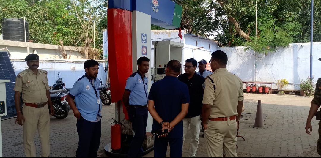 अफवाह से चाईबासा में पेट्रोल पंपों में उमड़ी भीड़, प्रशासन ने किया औचक निरीक्षण