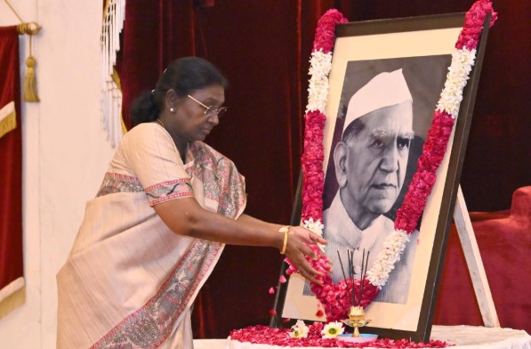 राष्ट्रपति मुर्मु ने फखरुद्दीन अली अहमद को अर्पित की श्रद्धांजलि