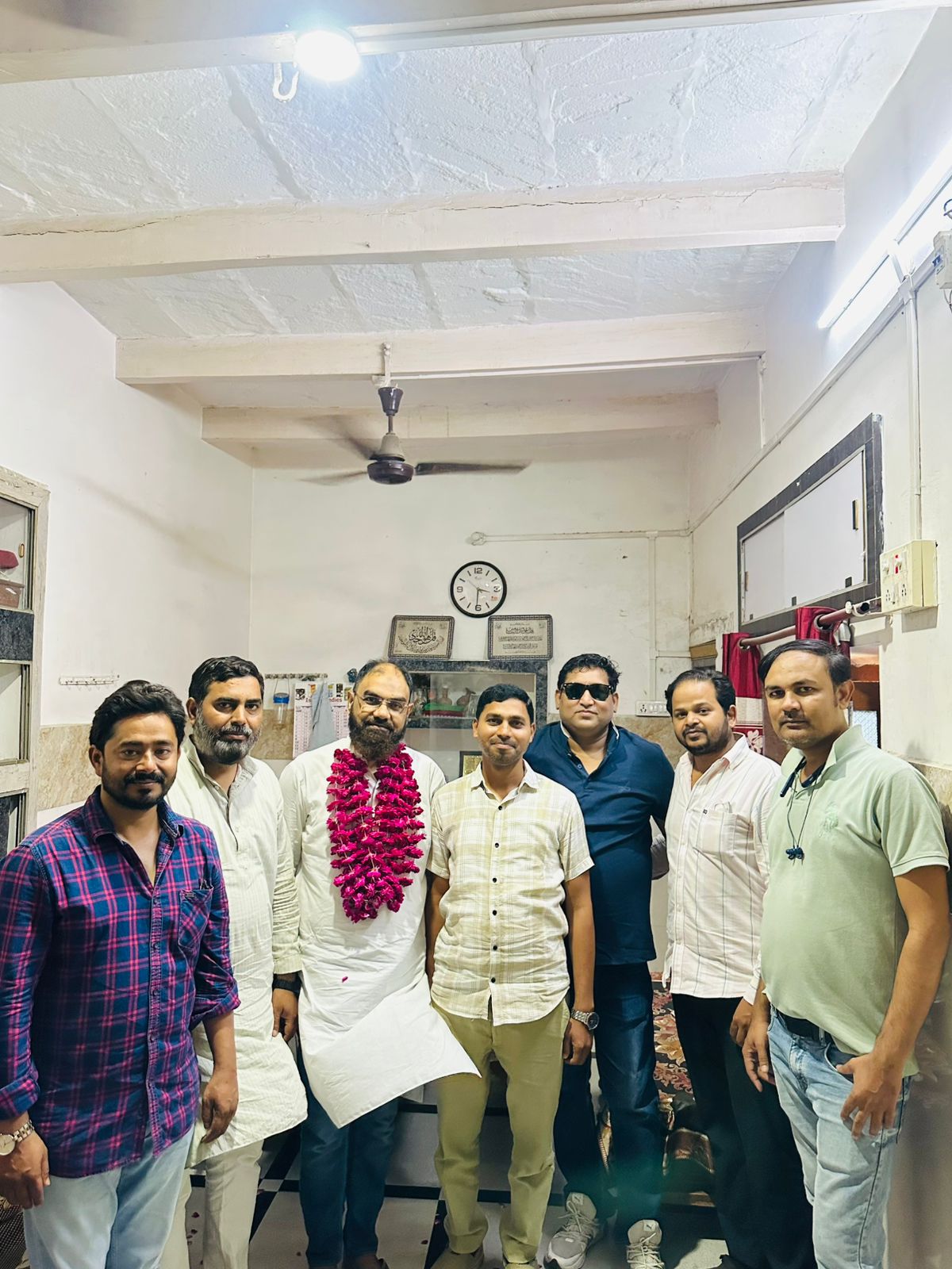 जौनपुर से हज यात्रियों का जत्था रवाना, भावुक माहौल में दी गई विदाई
