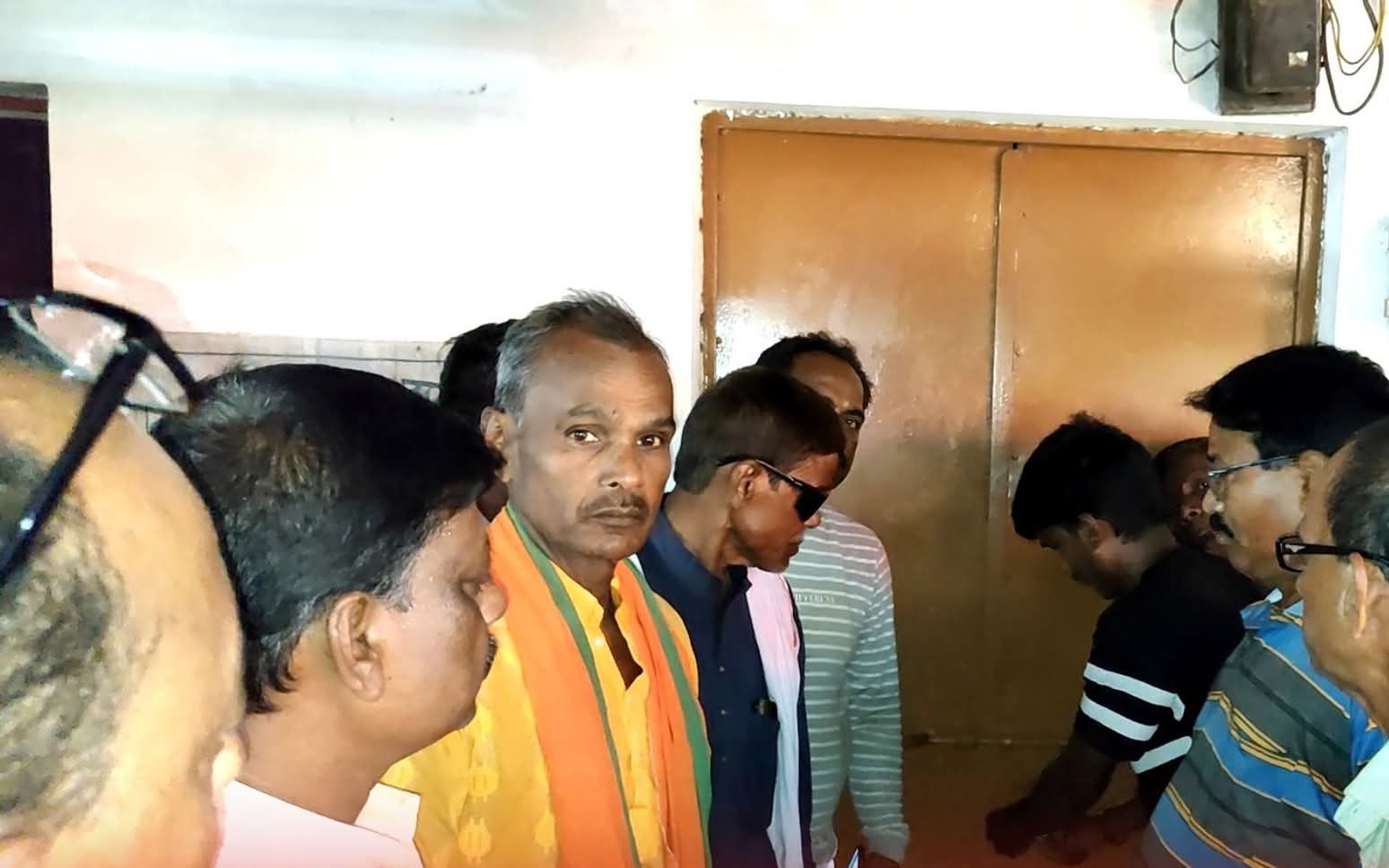 बेलदा में बंद किये गये छोटे व्यापारियों के कार्यालय विधायक के निर्देश पर भाजपा कार्यकर्ताओं ने खुलवाये