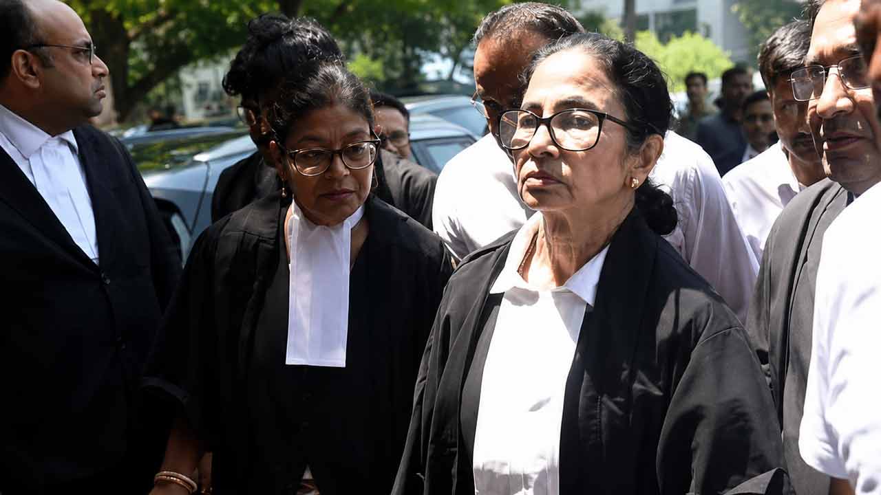 चुनाव बाद हिंसा मामले की सुनवाई में कलकत्ता हाई कोर्ट पहुंचीं ममता बनर्जी, वकील के रूप में हुईं पेश
