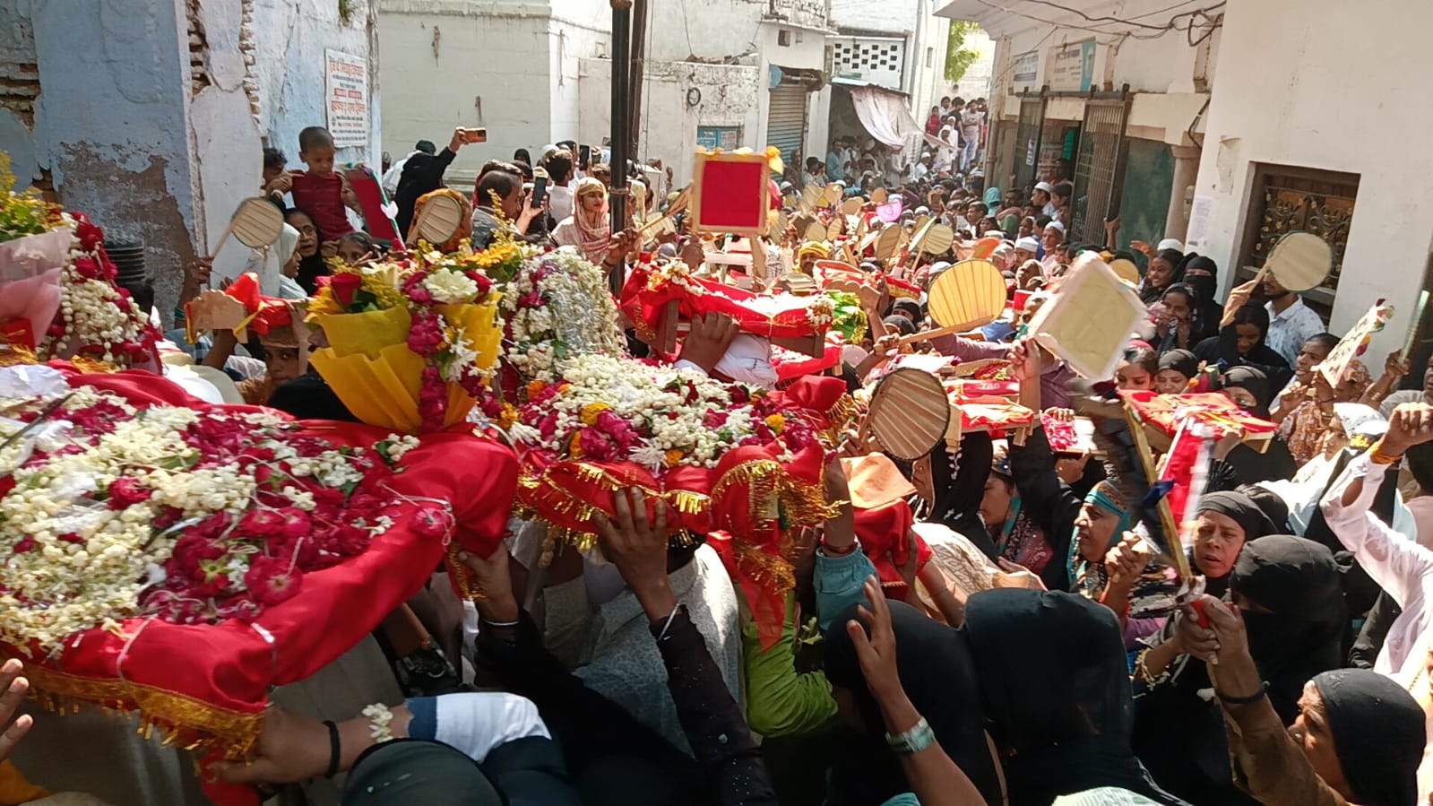 'गाजी मियां' के पलंग&mdash; पीढ़ी मेदनी का जुलूस बहराइच रवाना,जुलूस में लोगों ने पूरे उत्साह से की भागीदारी