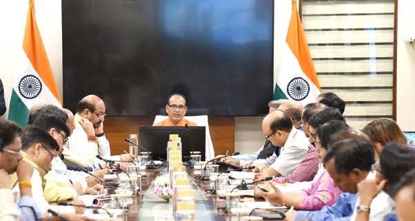 शिवराज सिंह चौहान ने प्रधानमंत्री मोदी के संदेश को 'राष्ट्रीय मिशन' बताया और घर से काम करने तथा यात्रा सीमित करने पर जोर दिया।