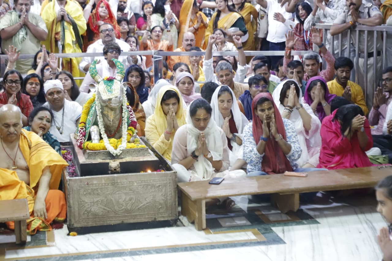 भारतीय महिला क्रिकेट टीम की खिलाड़ी एवं कोचिंग स्टाफ ने किए महाकाल दर्शन