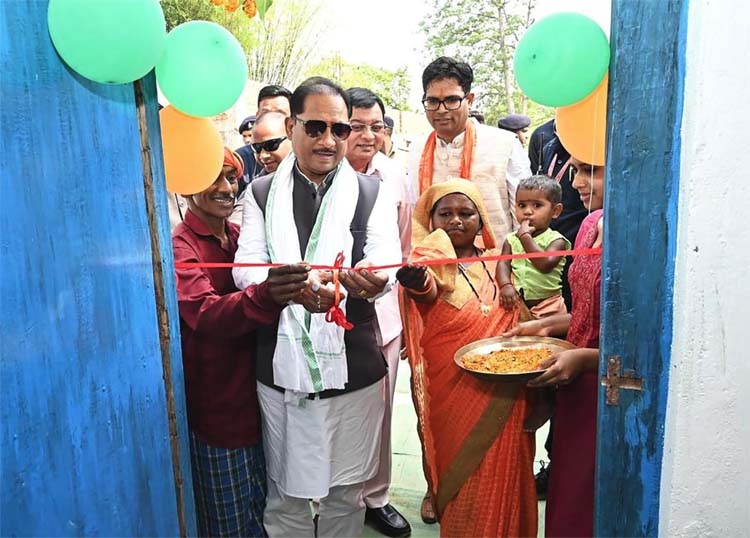 मुख्यमंत्री साय ने लेमरू में हितग्राही धरम सिंह को कराया नए घर में गृह प्रवेश