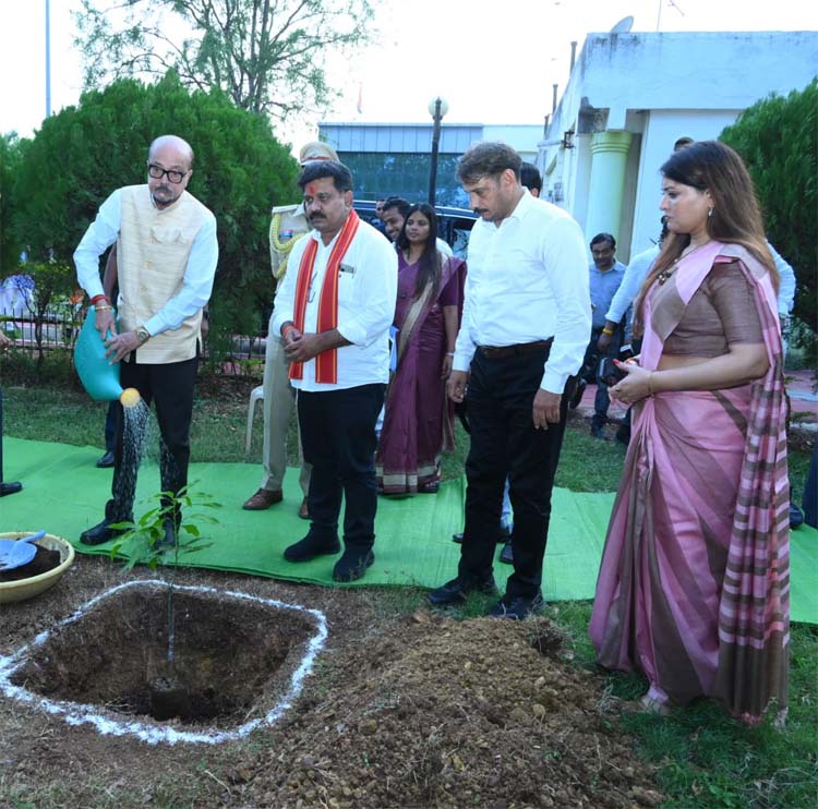 राज्यपाल रमेन डेका ने किया पौधरोपण, कलेक्ट्रेट परिसर में रोपा आम का पौधा, पर्यावरण संरक्षण का दिया संदेश