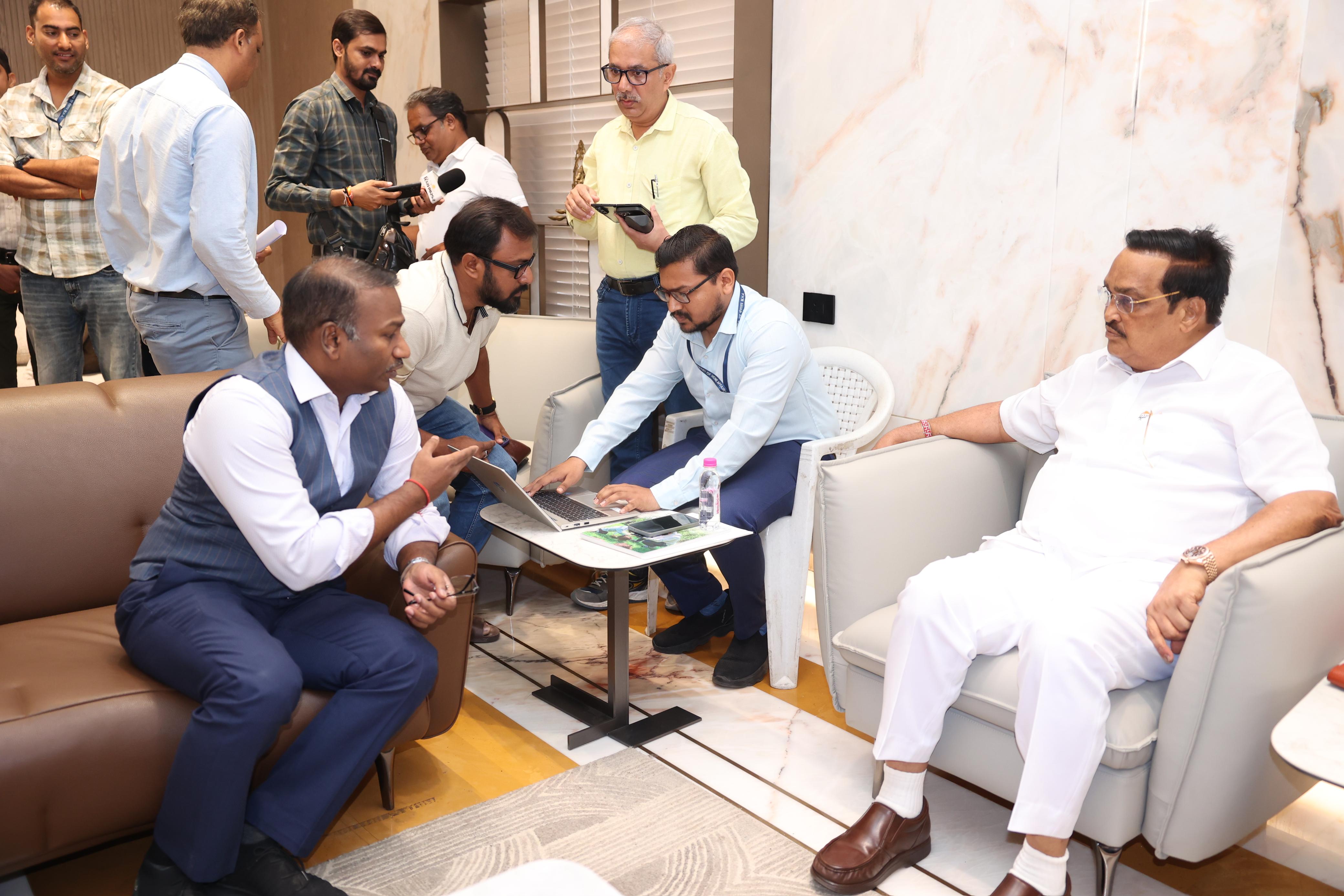 सूरत में जनगणना अभियान की शुरुआत, केंद्रीयमंत्री सीआर पाटिल ने परिवार सहित दी जानकारी
