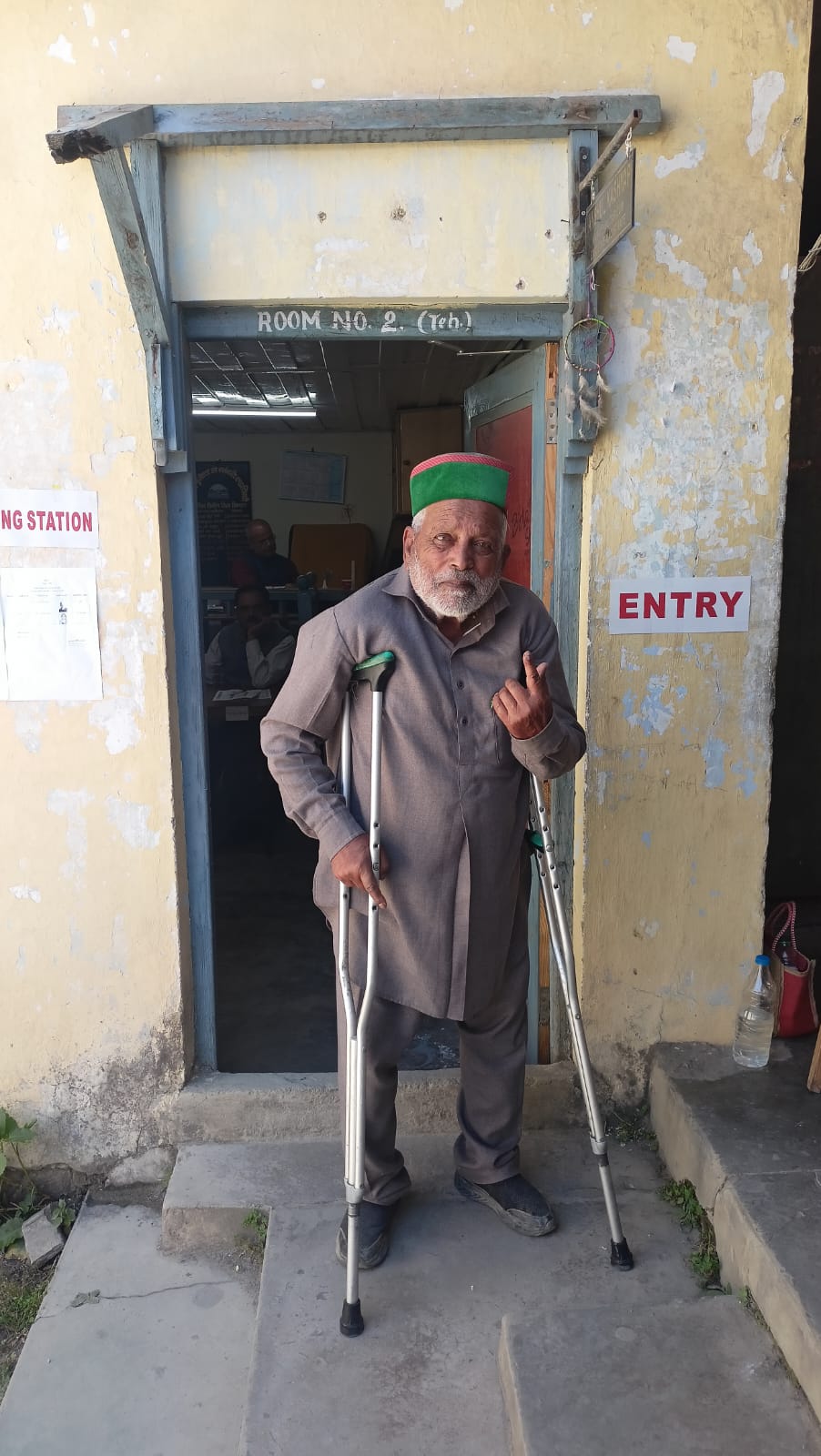 हिमाचल निकाय चुनाव : बुजुर्गों के जज्बे ने बढ़ाई वोटिंग की रफ्तार, कोई लाठियों के सहारे तो कोई व्हीलचेयर पर पहुंचा मतदान केंद्र