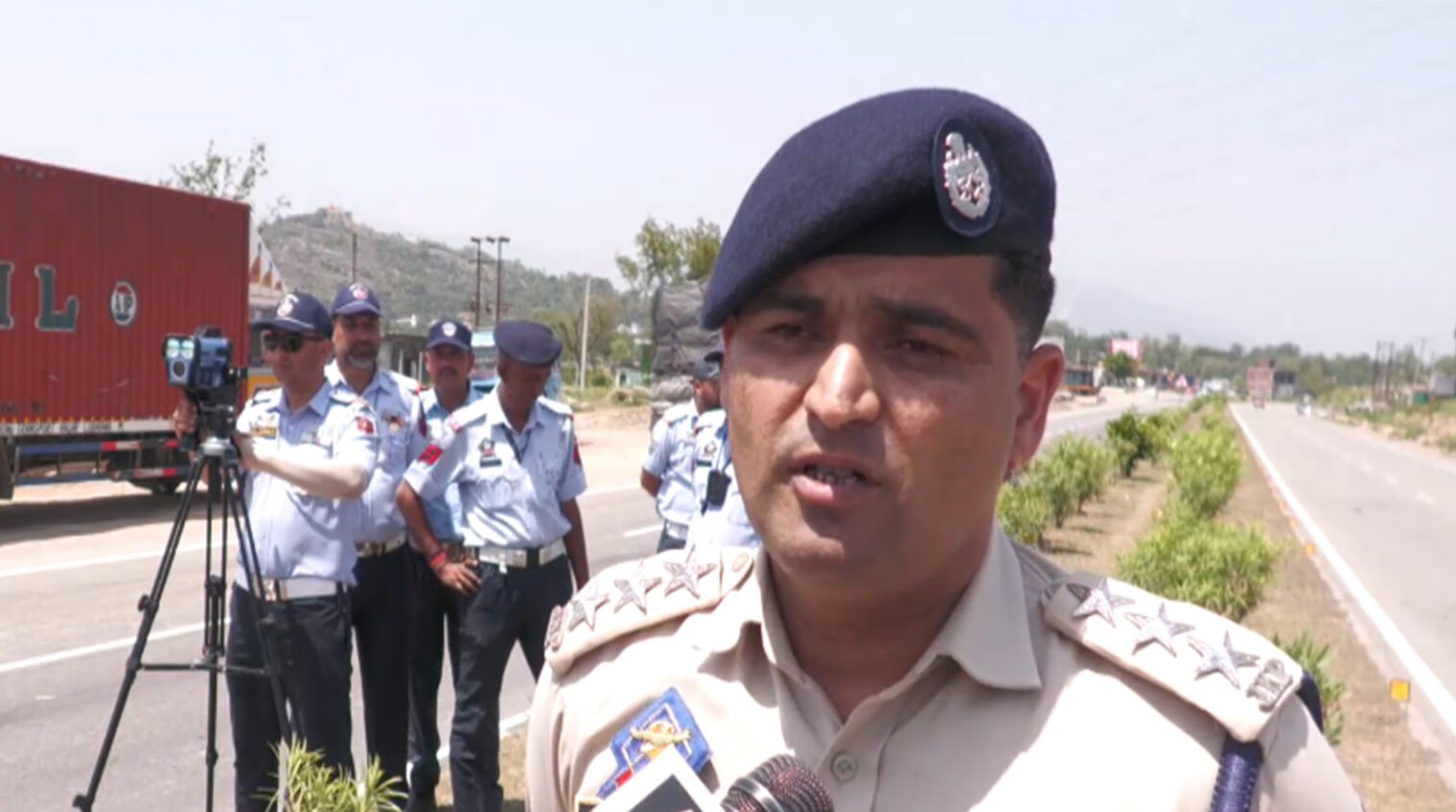 जम्मू-कश्मीर की यातायात पुलिस ने राष्ट्रीय राजमार्ग पर तेज गति से वाहन चलाने पर अंकुश लगाने और सुरक्षा बढ़ाने के लिए स्पीड रडार गन तैनात की हैं।