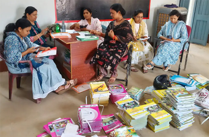 नए शिक्षा सत्र की शुरुआत से पहले शिक्षक अवकाश में कर रहे पुस्तकों की स्क्रीनिंग