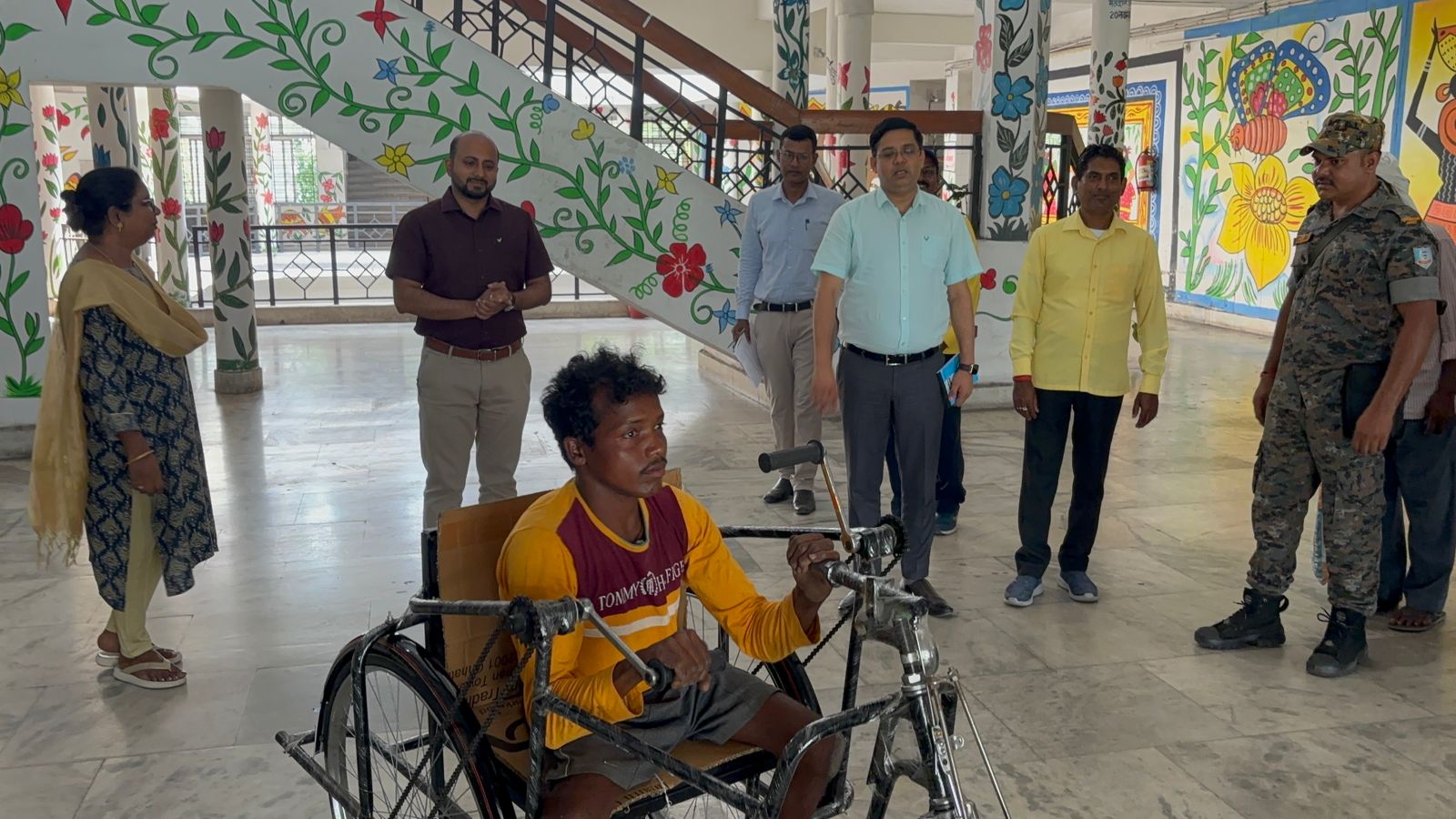 ट्राईसाईकिल के लिए बैसाखी से पहुंचा दिव्यांग, डीसी ने ऑन द स्पॉट कराया उपलब्ध