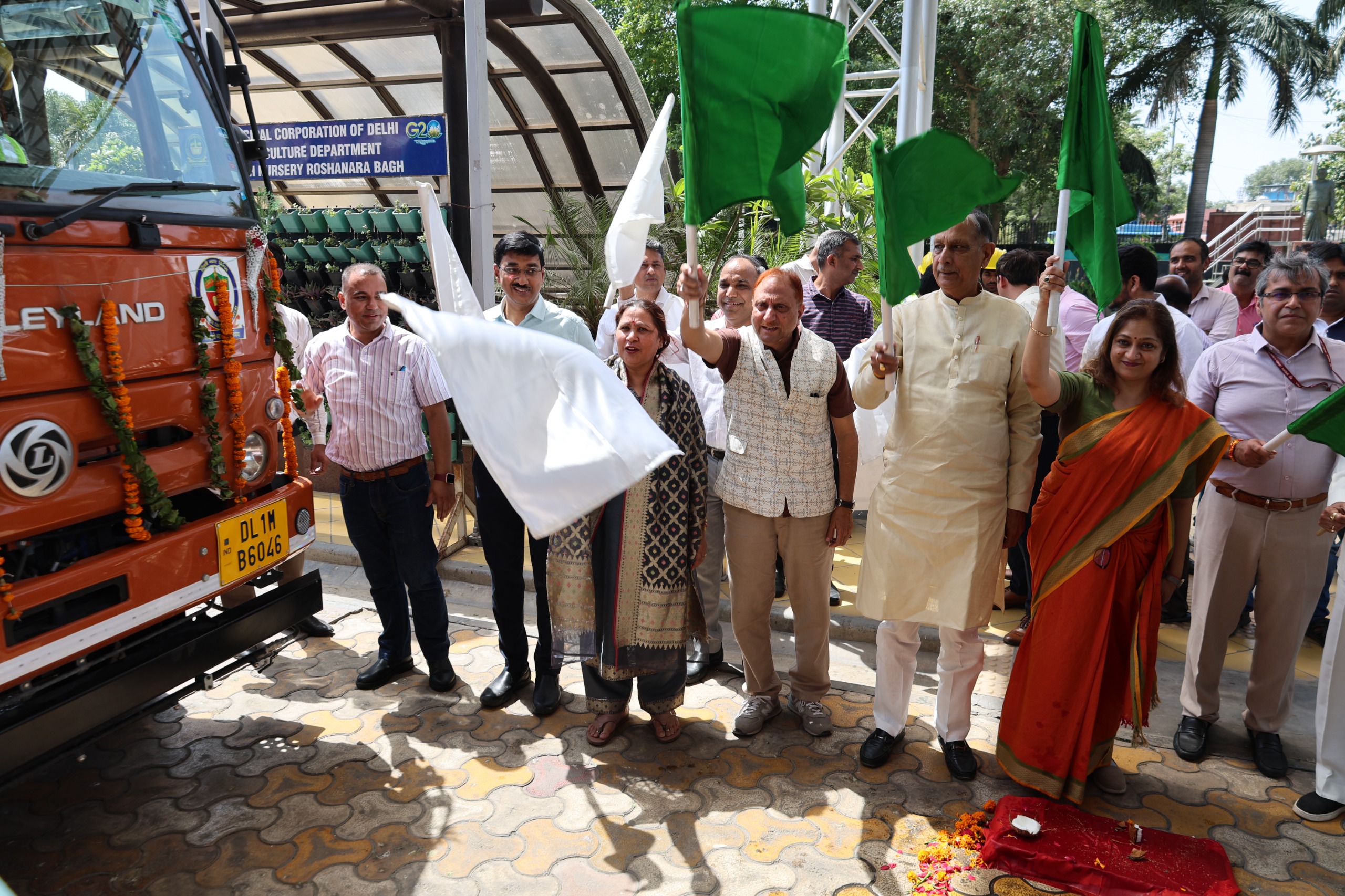 महापौर ने 8 मैकेनिकल रोड स्वीपिंग मशीनों को हरी झंडी दिखाकर निगम के बेड़े में किया शामिल