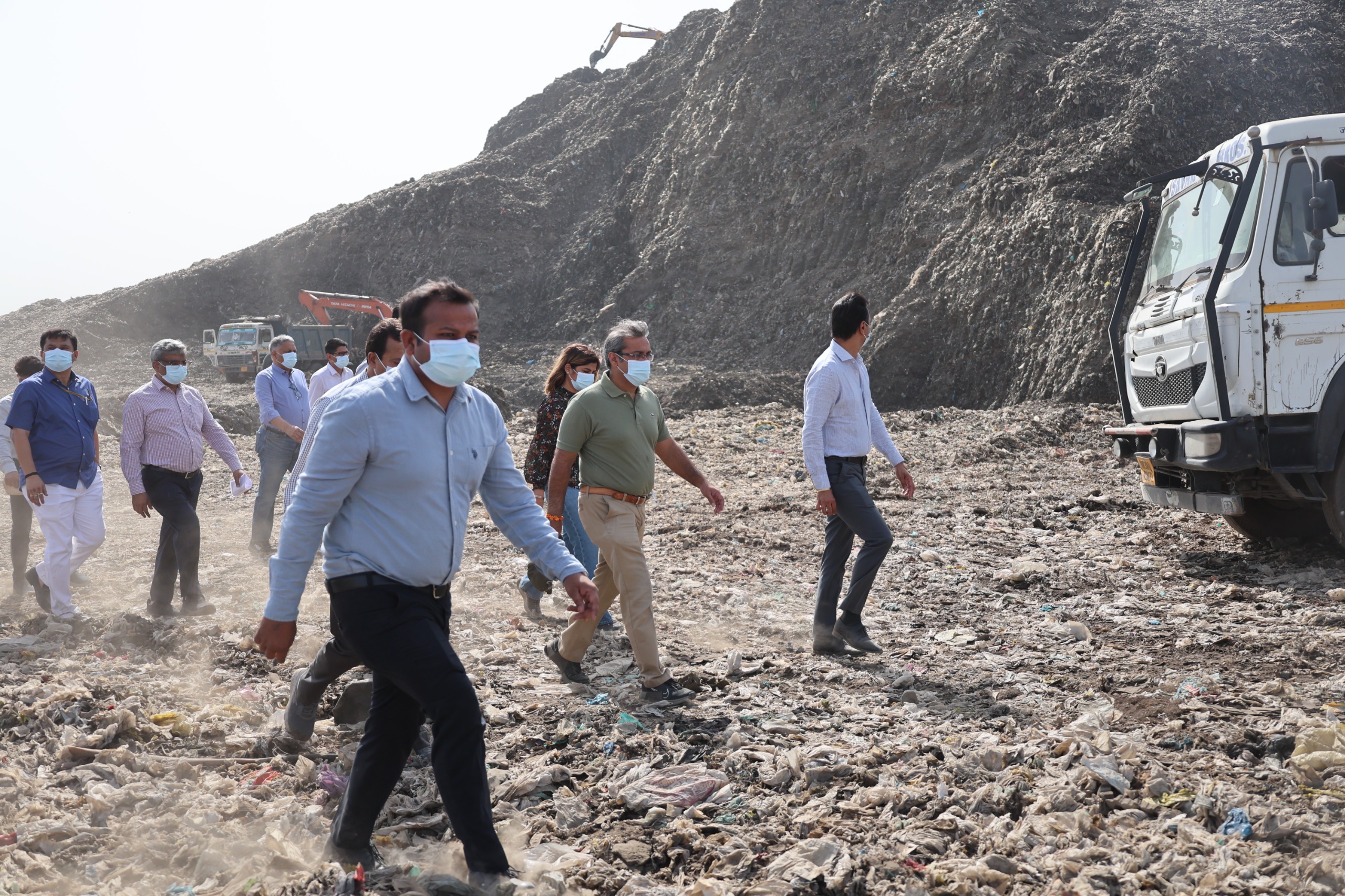 निगमायुक्त खिरवार ने ओखला लैंडफिल पर बायो-रिमेडिएशन कार्य प्रगति की समीक्षा की