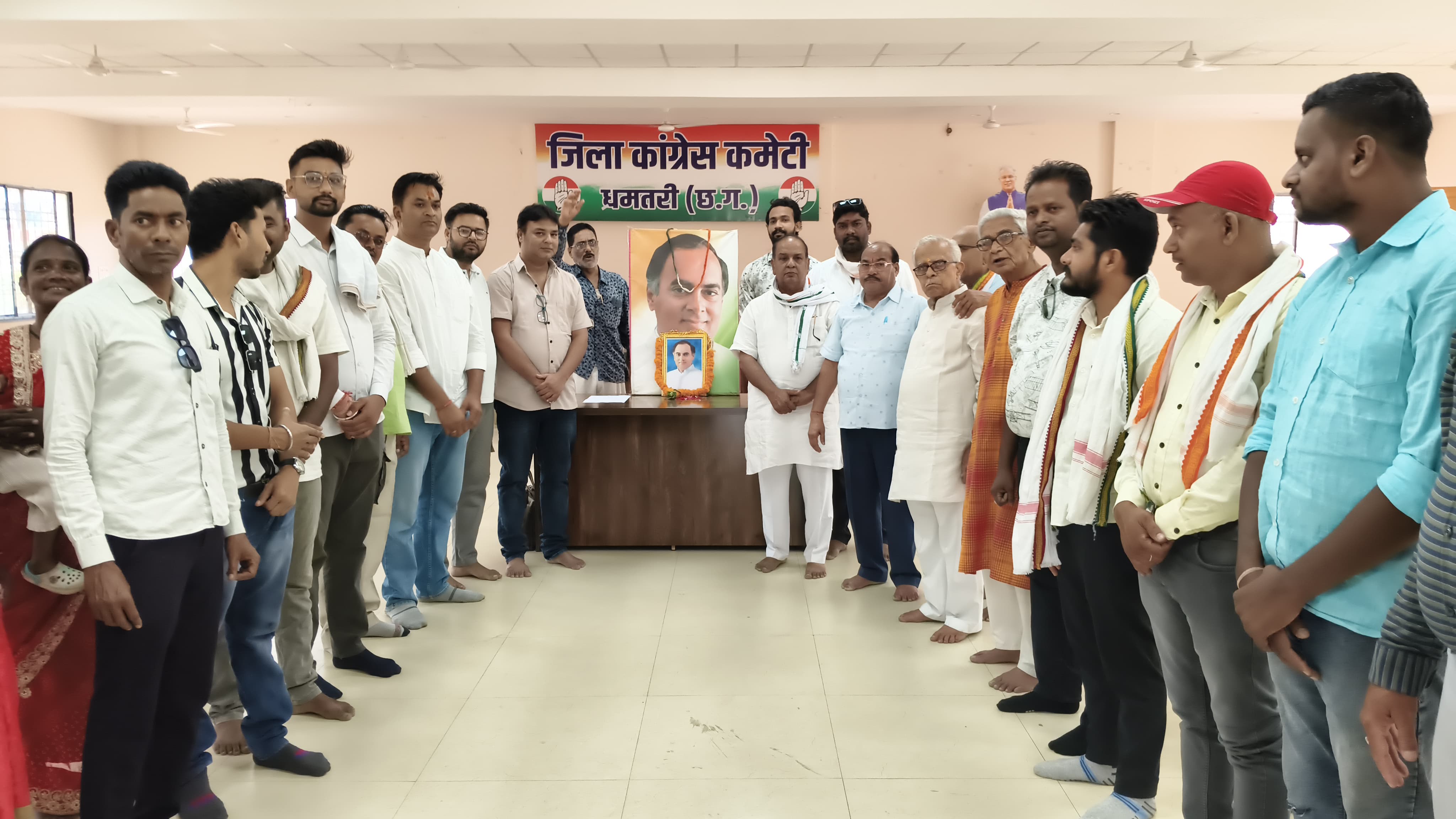 कांग्रेस भवन में राजीव गांधी को श्रद्धांजलि, आतंकवाद और हिंसा के खिलाफ ली शपथ