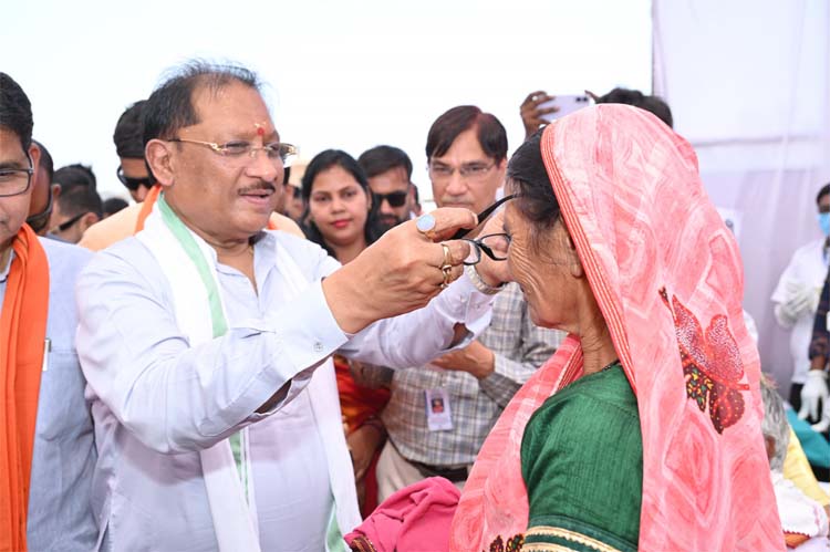 &rsquo;मुख्यमंत्री विष्णुदेव साय ने हितग्राहियों को अपने हाथों से पहनाया नजर का चश्मा&rsquo;