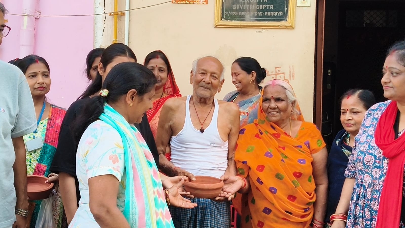 भीषण गर्मी में पक्षियों के लिए बना सहारा, &ldquo;एक विचित्र पहल&rdquo; की महिला शाखा तुलसी ने चलाया जल संरक्षण अभियान