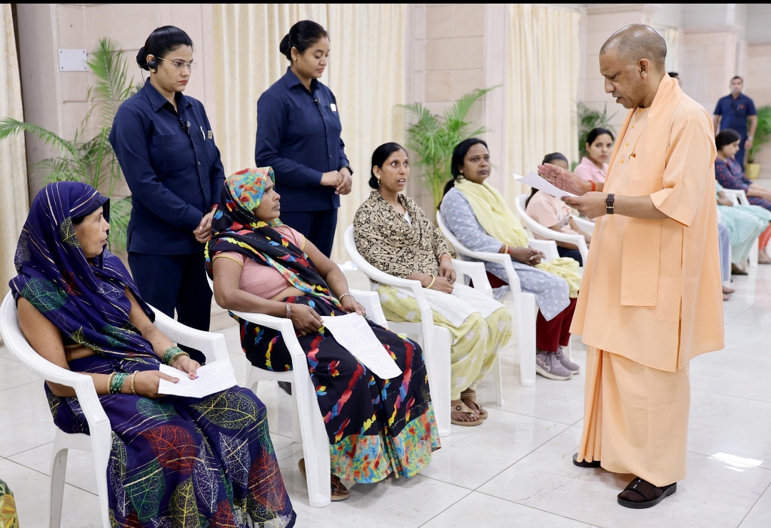 मुख्यमंत्री योगी ने जनता दर्शन में सुनीं समस्याएं