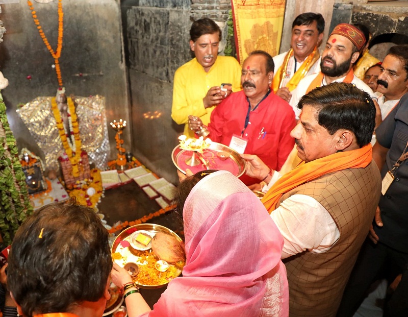 मप्र के मुख्यमंत्री पहुंचे धार की ऐतिहासिक भोजशाला, मां वाग्देवी के दर्शन कर की पूजा