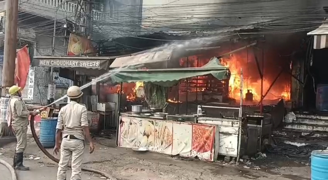 धनबाद के चौधरी स्वीट्स में लगी आग, लाखों का सामान जलकर राख
