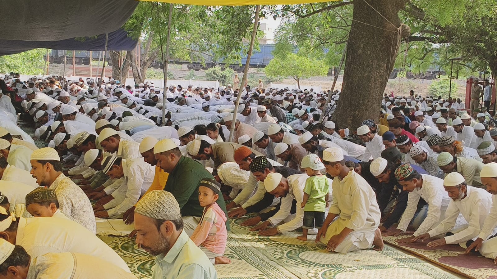 वाराणसी: ईद &mdash;उल अजहा पर कड़ी सुरक्षा के बीच मस्जिदों में विशेष नमाज अदा,खुदा की राह में पशुओं की कुर्बानी