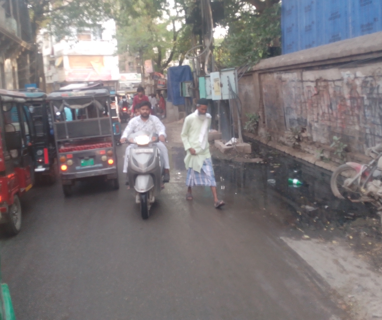 बकरीद पर नमाज के लिए निकले लोग हुए सीवर के गंदे बहते पानी पर गुस्सा