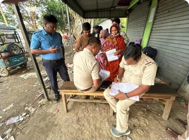 अवैध घुसपैठियों के लिए बनाए गए होल्डिंग सेंटर में भोजन और चिकित्सा की विशेष व्यवस्था