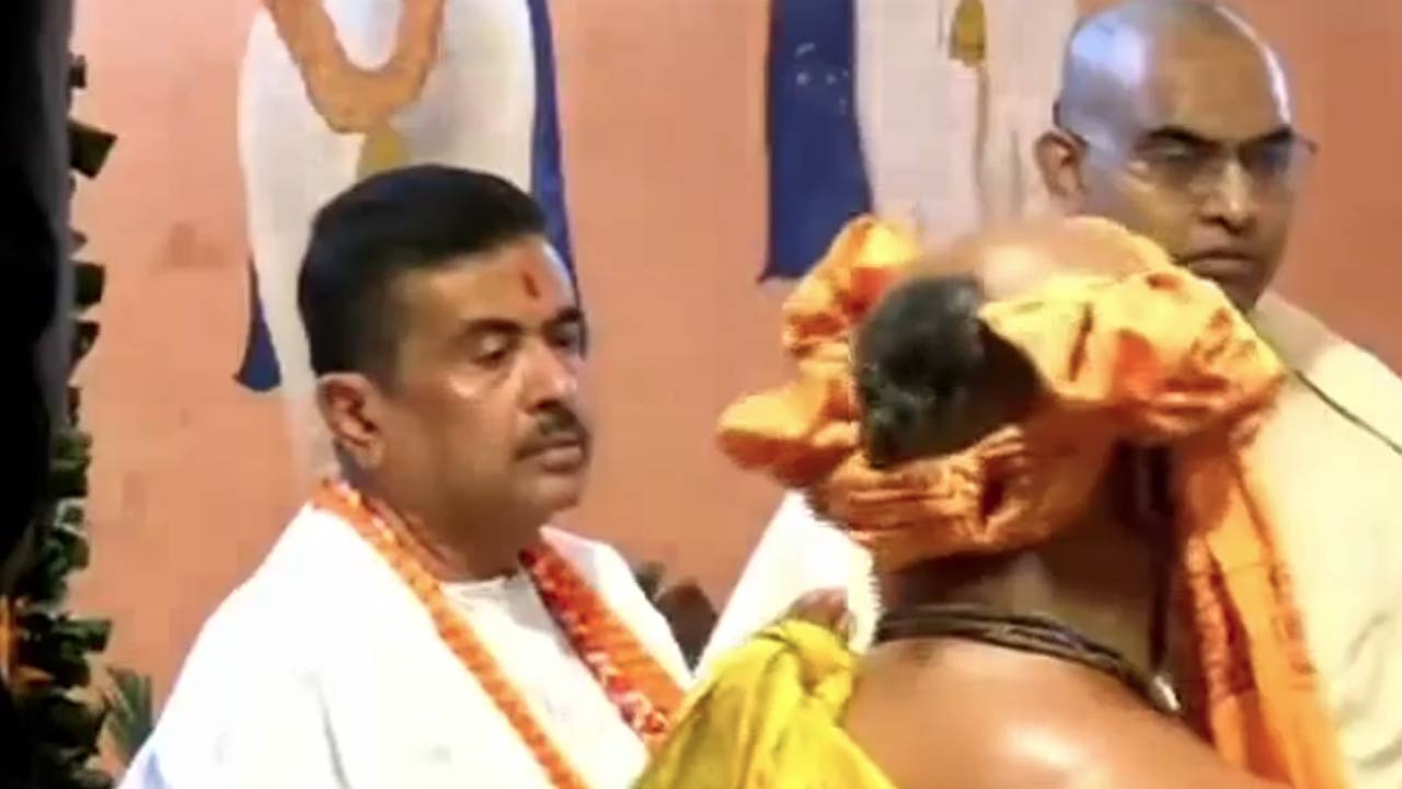 मायापुर इस्कॉन मंदिर पहुंचे मुख्यमंत्री शुभेंदु अधिकारी, गोमाता की सेवा और यज्ञ में हुए शामिल