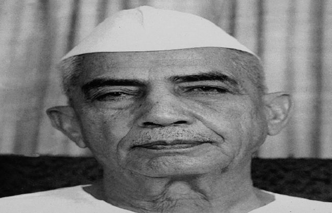 उपराष्ट्रपति, लोकसभा अध्यक्ष और केंद्रीय मंत्रियों ने चौधरी चरण सिंह की पुण्यतिथि पर अर्पित की श्रद्धांजलि