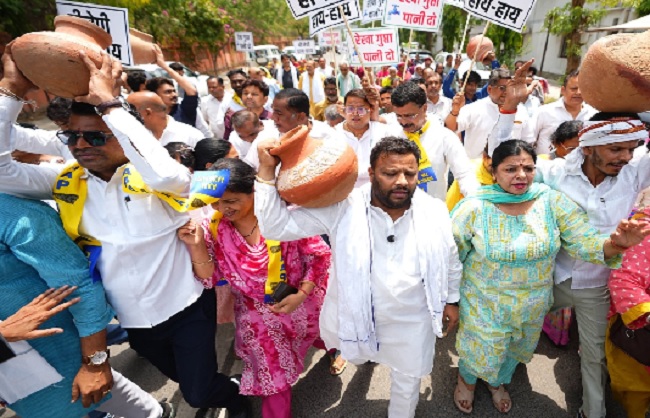आआपा ने पानी की समस्या को लेकर किया 'मटका फोड़' प्रदर्शन